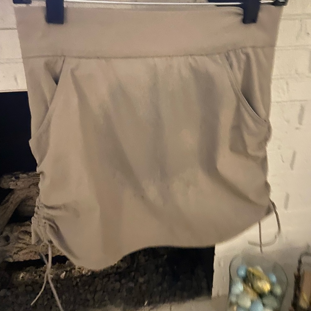 Columbia ruched skort tan
Size small